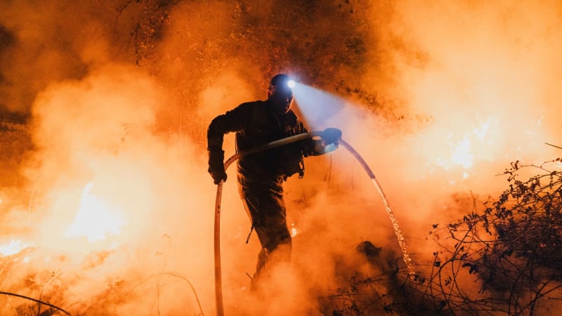 OBRAZEM: Masivní požáry pohltily Španělsko. Čeká se na ochlazení, na místo míří hasit i Češi