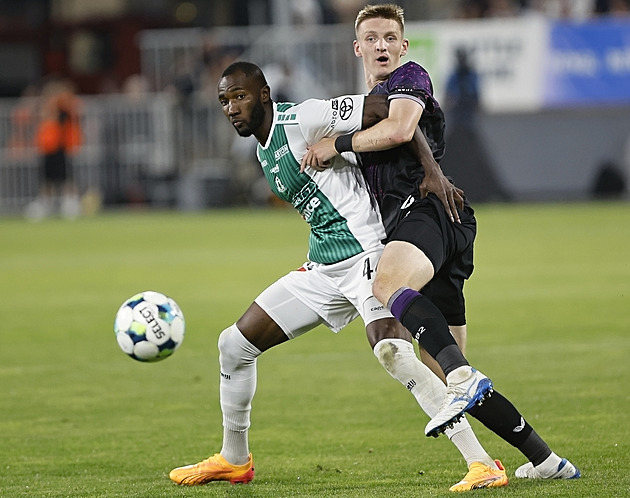 Slavia měla podle komise kopat penaltu. U zákroku Chaloupka sudí nechyboval