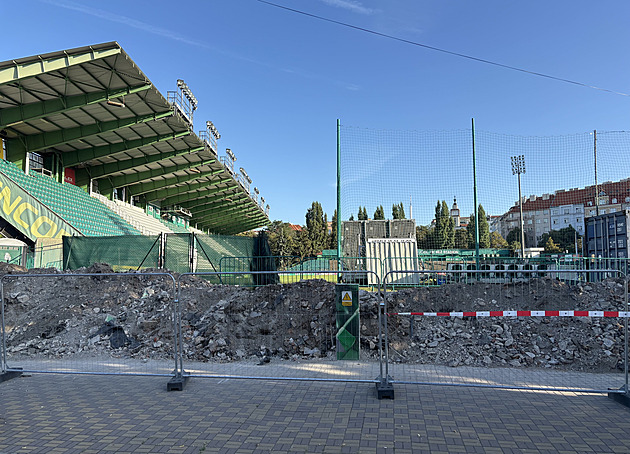 Na trávník Ďolíčku je vidět z ulice. Kousky slavné zdi si rozebrali fanoušci
