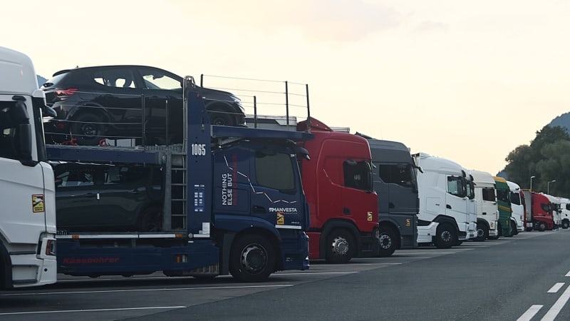 Koupil si kafe a dcery zapomněl na odpočívadle u Trenta. Muž ujel 100 km, než ho našla policie