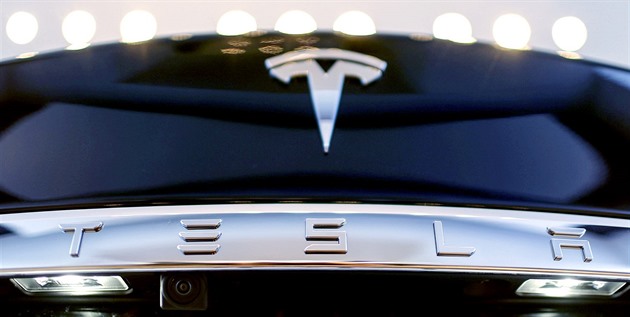 Muž z Jesenicka toužil po Tesle. Do zahraničí poslal 32 tisíc eur, ale auto nemá