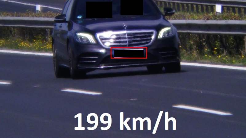 Cizinec se po dálnici řítil rychlostí téměř 200 km/h. V autě měl dvouleté dítě a novorozence