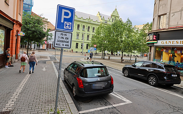 Čtyři minuty za patnáct stovek? Spor o pokutu za parkování řeší soudy