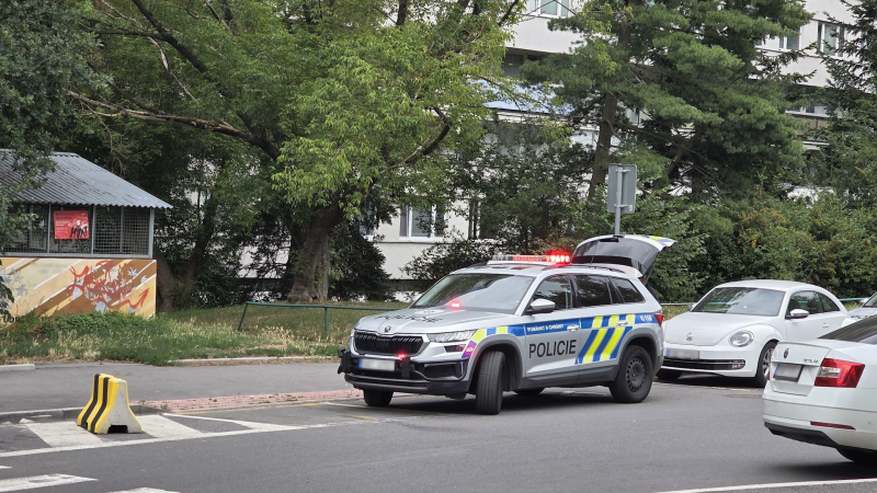 Drama v pražských Ďáblicích. Muž vyhrožoval ženě a házel zbraně z okna. Policie ho zastřelila