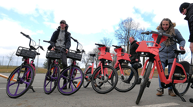Počet sdílených kol v Praze roste, parkování však nemá jednotná pravidla