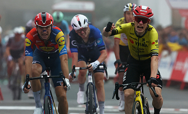 Nejdřív pád, pak vítězství. Vingegaard na Vueltě slaví a obléká červený dres