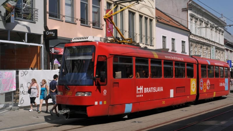 Dojemný příběh z tramvaje: Muž předal řidiči nalezenou peněženku, ohromený obsahem začal jednat