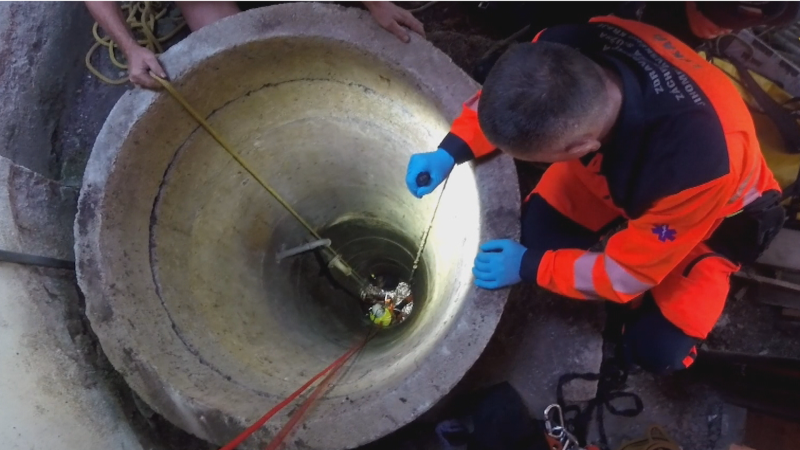 Muž se zřítil do hluboké studny u Brna. Z pasti ho vysvobodili až hasiči speciálním závěsem