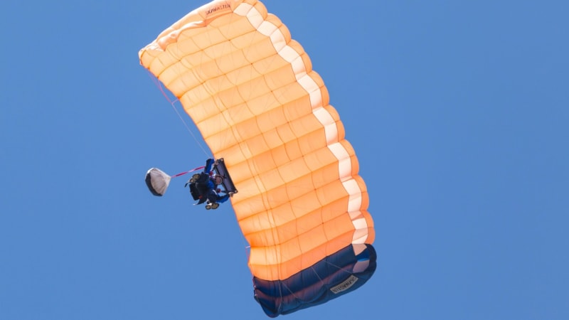 Nečekaný závěr vyšetřování smrti britské parašutistky. Podle policie mělo jít o sebevraždu 