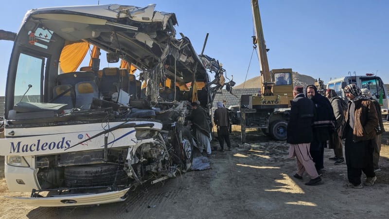 Desítky mrtvých a zraněných při nehodě autobusu v Afghánistánu. Způsobila ji nedbalost řidiče