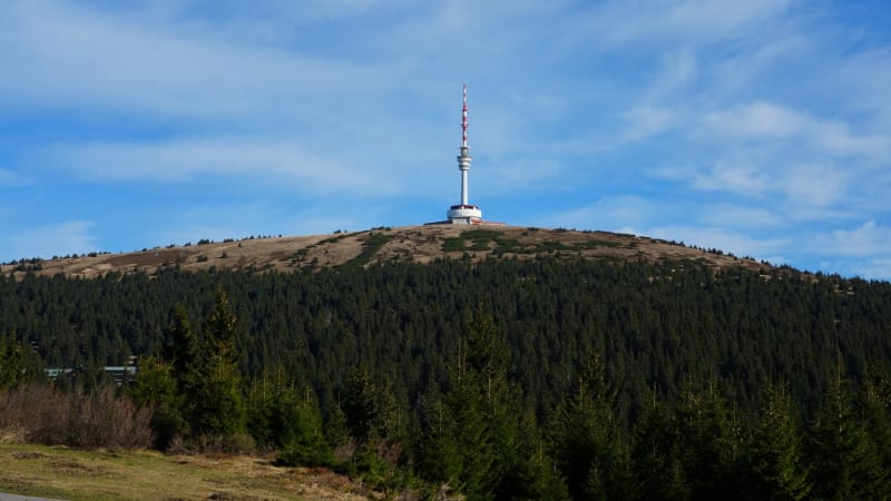 Dva lidé se těžce zranili při sjíždění z Pradědu. Oba musel zachraňovat vrtulník