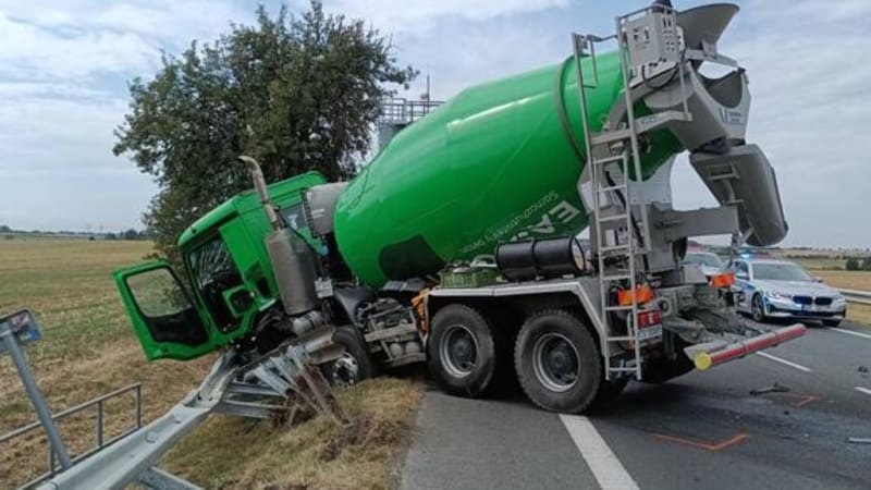 Smrt pod koly domíchávače: Řidič na Kolínsku se čelně střetl s náklaďákem, z auta zbyl šrot