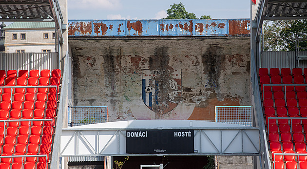 Ostuda u moderního stadionu zmizí. Začíná oprava pardubické Brány borců