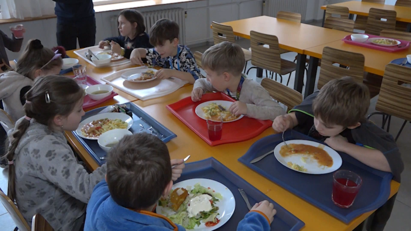Mnohé rodiny nemají peníze na výbavu pro prvňáčka. Pomoci může příspěvek i obědy zdarma