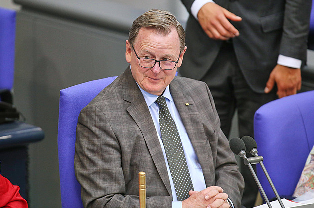 Ať Německo změní vlajku a hymnu, vyzývá levičácký místopředseda Bundestagu