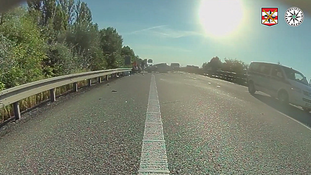 VIDEO: Dodávka nedobrzdila na dálnici, po nárazu do auta začala prudce rotovat