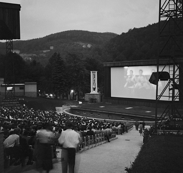 Končíme, zhasínáme, volali promítači letních kin. Zamilovaným to nevadilo