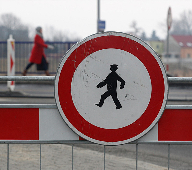 Děti půjdou do školy přes staveniště, bezpečnější cestu blokuje zavřená lávka