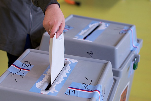 Kandidátky v číslech: dominují opět muži, nejméně žen mají Motoristé a SPOLU