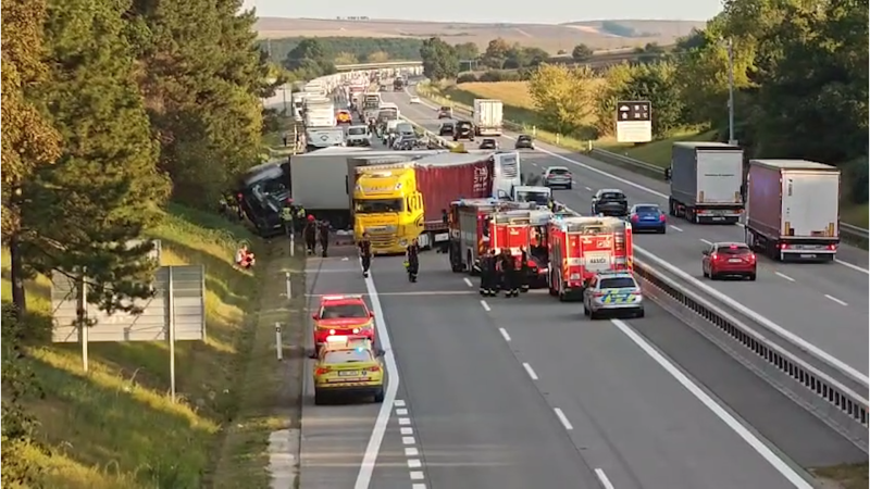 Několik náklaďáků se srazilo u Brna: Dálnice D2 byla devět hodin uzavřená