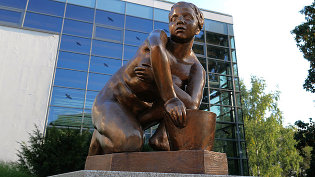 Dívka myjící si prs. Městské lázně krášlí akt od známého sochaře Jana Štursy