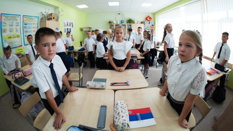 Vlaječky, bonbony a Lenin. Ukrajinské děti nastupují do ruských škol