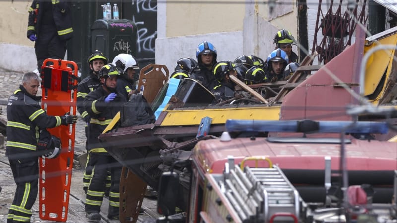 Fatální nehoda lisabonské lanovky: 15 lidí zemřelo, řada pasažérů zůstala zaklíněna ve voze
