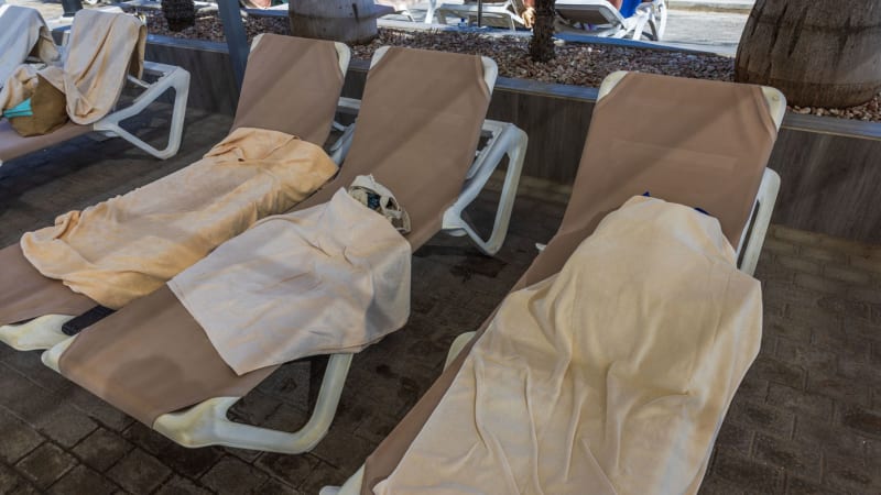 Válka dovolenkářů na Tenerife: Aby nepřišli o lehátka, spí venku. Za noc přitom platí tisíce