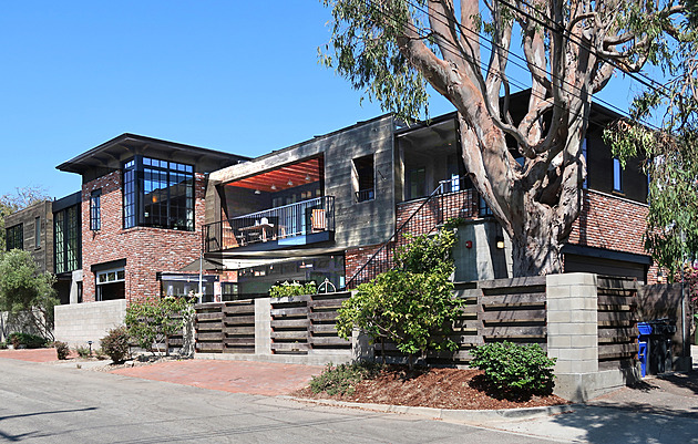 Dům z recyklovatelných materiálů i odpadu z demolic vás nadchne