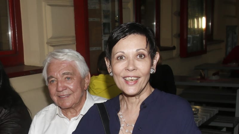 Krampolova exmanželka: Jirka se musí otáčet v hrobě. Mše i poslední pomazání byla fraška