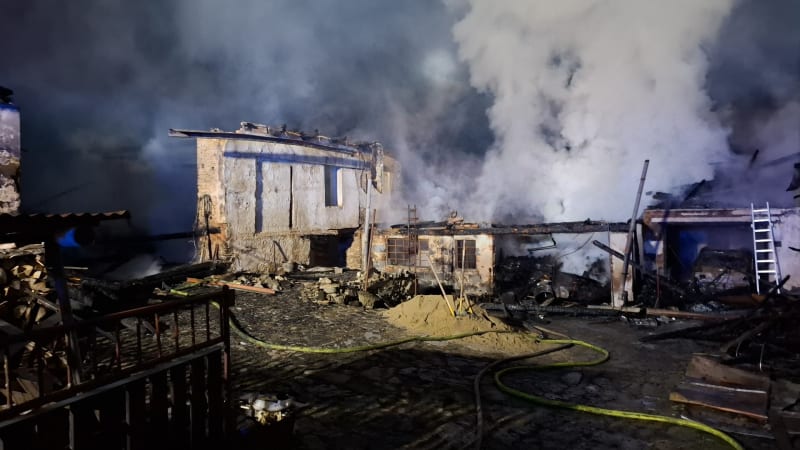 Poplach na Šumpersku: Hoří řada budov. Hasiči z nich vytáhli nebezpečné tlakové lahve