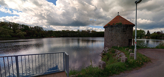 Zákaz vstupu, mrtvé ryby i vodní ptáci. V hostivických rybnících je otrávená voda