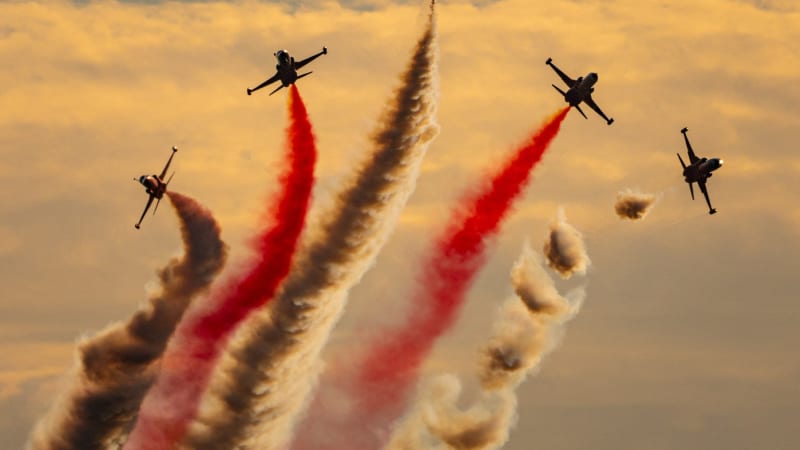 OBRAZEM: Akrobatické show, F-35 a bombardér v akci. Dny NATO přilákaly stovky tisíc lidí