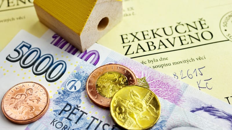 Přes půl milionu Čechů čelí exekuci, navzdory možnému oddlužení. Pomoc brzdí obavy i neznalost