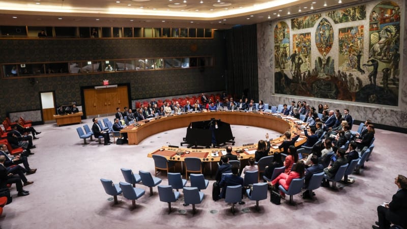 OSN obnovila sankce proti Íránu kvůli jadernému programu. Země se zmítá v krizi, měna je dně