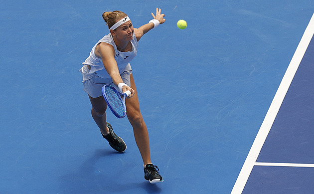 Krejčíková se v Pekingu zranila, Muchová a Bouzková jsou v osmifinále