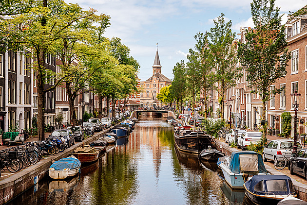Jak přežít Amsterdam. Vyhněte se turistickým pastem a nejděte s davem
