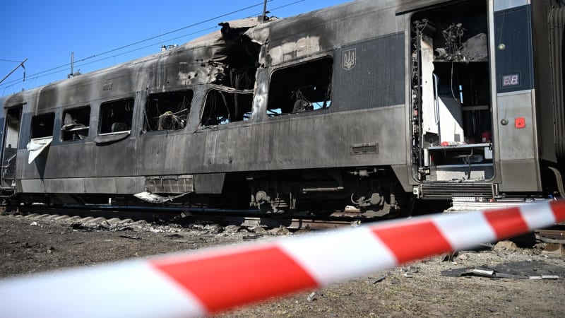 Rusové zaútočili na ukrajinský osobní vlak, zranily se desítky lidí. Úřady zjišťují rozsah škod