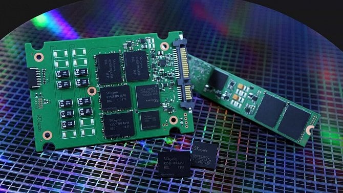 Díky AI budou prý deset let drasticky zdražené paměti a SSD. Altman chce spolknout 40 % výroby čipů