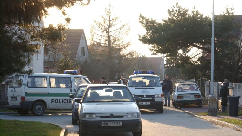 Horor v Běchovicích: Mladík ubodal adoptivní rodiče své přítelkyně, zasadil jim desítky ran