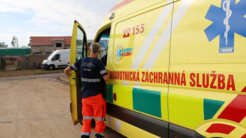 Vážná nehoda u Lokte zablokovala dálnici D6. Na místě zasahují záchranáři