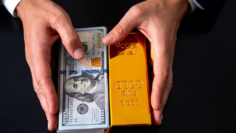 Akciový trh obchází strach z kolapsu. Zmatky v USA vynášejí zlato do cenového nebe