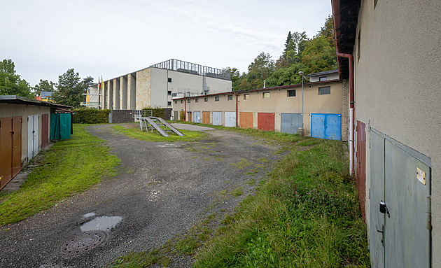 Turnov chce odkoupit a zbourat garáže, zabírají prostor u dominanty města