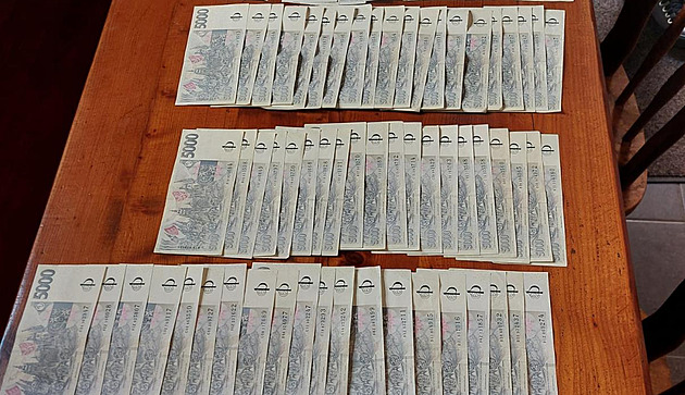 Zloděj vlezl do domu střechou, usvědčila ho bota. Ukradené hodinky chtěl roztavit