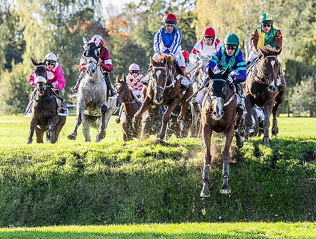 Velká pardubická 2025: startovní listina, favorité, sázky