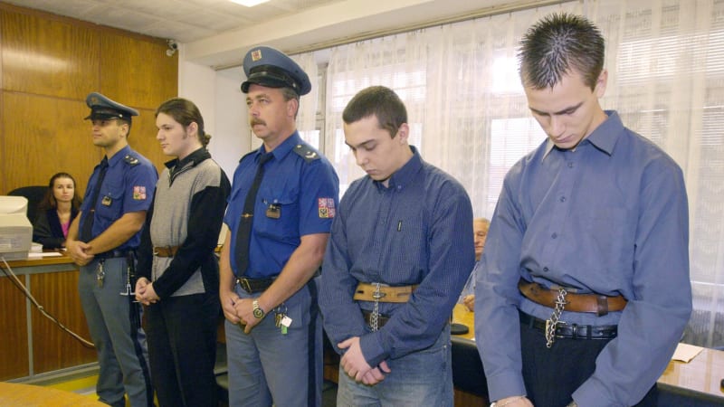 Mladíci ubodali spolužačku po maturitním plesu v Bílině. Snili o kanibalské hostině