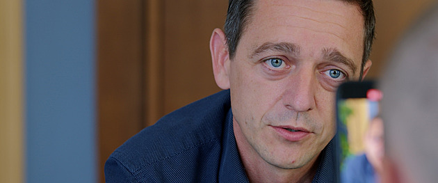 RECENZE: Když se vylepím vedle Fialy a Pekarové. Jak Vládce Grolich dělal kampaň