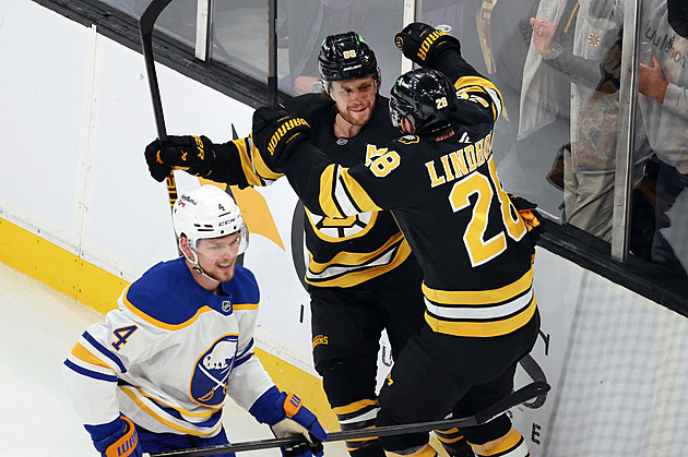 Pastrňák a Vladař byli mezi hvězdami zápasu, Zacha s Faksou asistovali