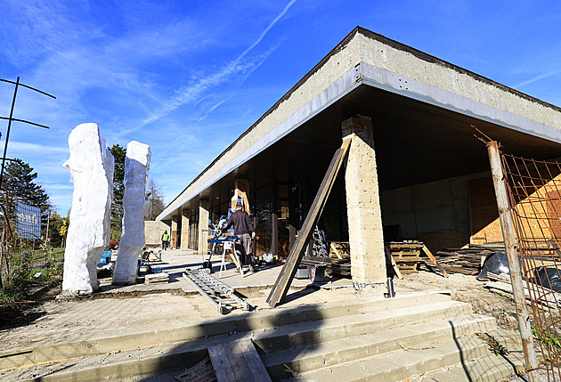 Unikátní síň na hřbitově do Dušiček opravit nestihnou, hotovo bude asi v lednu