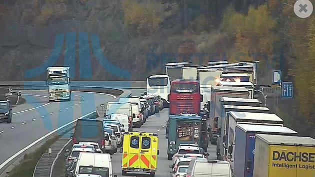 Nehoda náklaďáku a dodávky ochromila dopravu na D1. Pro zraněného letěl vrtulník